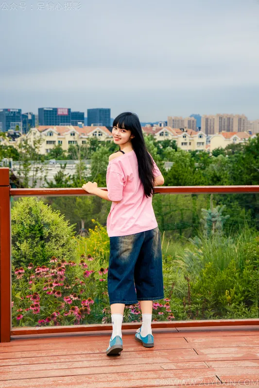 足愉心 No.050 阿月（搭配:粉色T恤、牛仔短裤、白棉袜、德训鞋、裸足） - 足愉心